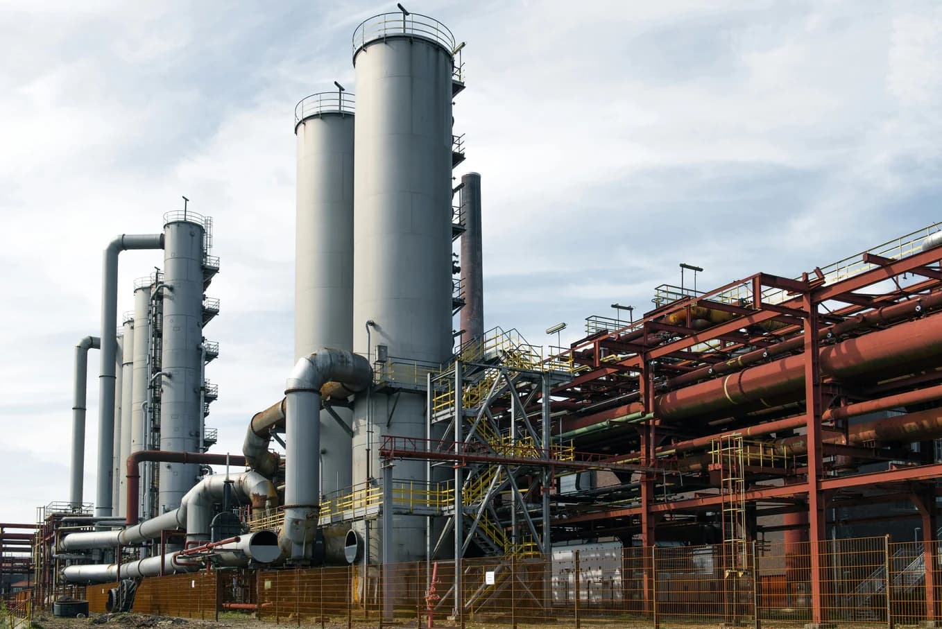 Installation industrielle illustrant les environnements d’intervention de NEBJ